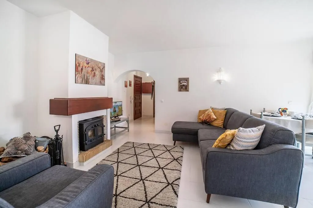 Spacious Two Bedroom Apt, 200M From The Beach Carvoeiro  0*, Carvoeiro (Lagoa)