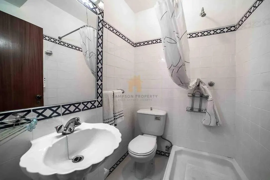 Spacious Two Bedroom Apt, 200M From The Beach Carvoeiro  Daire Carvoeiro (Lagoa)